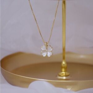 Elegant Gold and White Clover Pendant Necklace